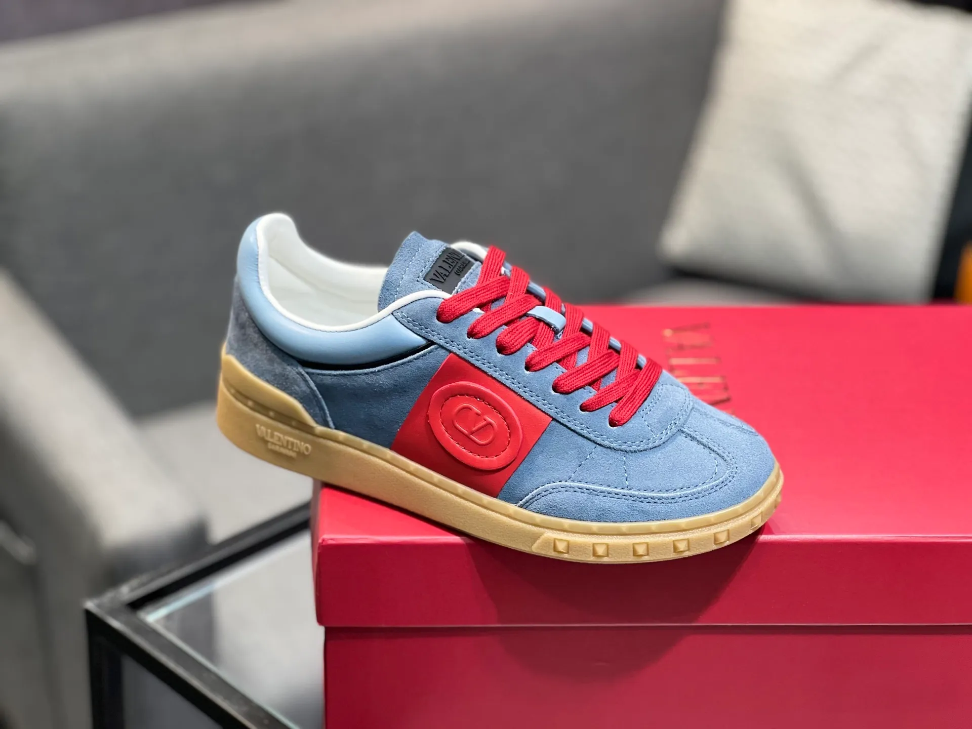 Men's shoes 💰620 👉🌹🌹VALENTINO counter synchronized new low-top casual sports shoes 👍Professional and high-end, perfect replica, first-class quality! 👍All made of original 1:1 materials, exclusive mold opening! 👍High mercerized cowhide fabric 👍TPU outsole, comfortable and wear-resistant, brand injection insole, 👍Full set of high-end counter packaging 👍All details are customized with 1:1 mold, striving for perfection! 👍Couple style female 35-41, male 38-46 (female 41, male 45 46 customized)